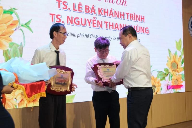 Tiến sĩ Lê Bá Khánh Trình và tiến sĩ Nguyễn Thanh Hùng cùng hát 'Thời thanh niên sôi nổi' trong lễ tri ân trước khi nghỉ hưu- Ảnh 2. Tiến sĩ Lê Bá Khánh Trình và tiến sĩ Nguyễn Thanh Hùng cùng hát 'Thời thanh niên sôi nổi' trong lễ tri ân trước khi nghỉ hưu- Ảnh 2.