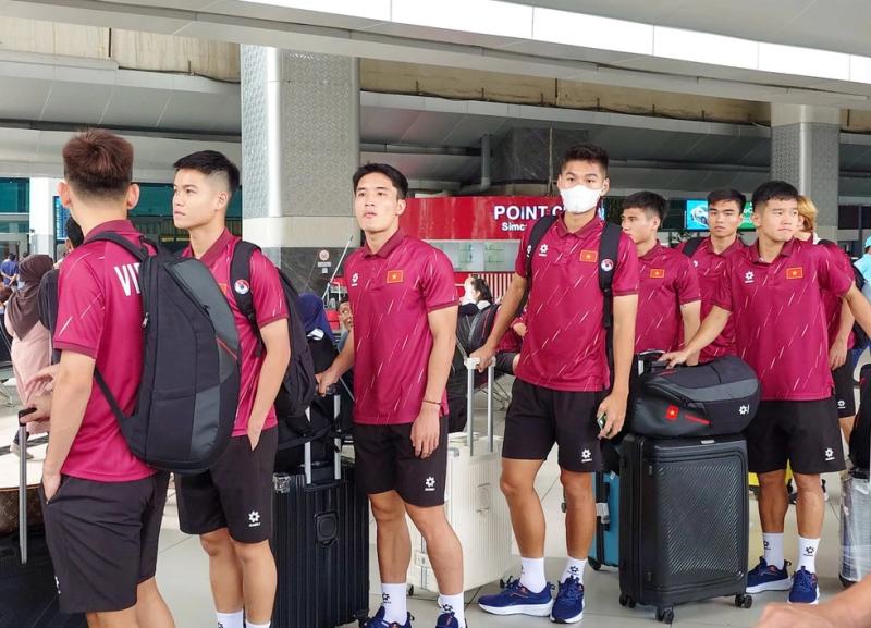 U.23 Việt Nam đến Indonesia an toàn, tập ngay ngày đầu: Chinh phục đỉnh cao khu vực- Ảnh 2. U.23 Việt Nam đến Indonesia an toàn, tập ngay ngày đầu: Chinh phục đỉnh cao khu vực- Ảnh 2.