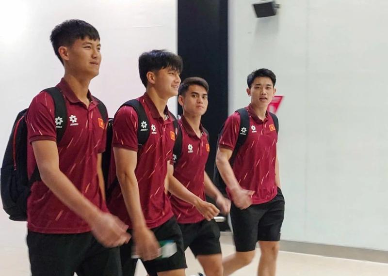 U.23 Việt Nam đến Indonesia an toàn, tập ngay ngày đầu: Chinh phục đỉnh cao khu vực- Ảnh 5. U.23 Việt Nam đến Indonesia an toàn, tập ngay ngày đầu: Chinh phục đỉnh cao khu vực- Ảnh 5.