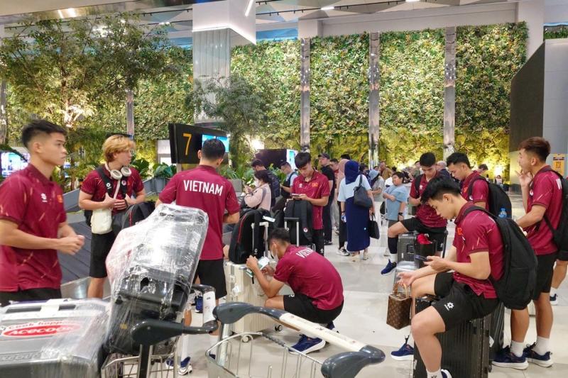 U.23 Việt Nam đến Indonesia an toàn, tập ngay ngày đầu: Chinh phục đỉnh cao khu vực- Ảnh 3. U.23 Việt Nam đến Indonesia an toàn, tập ngay ngày đầu: Chinh phục đỉnh cao khu vực- Ảnh 3.