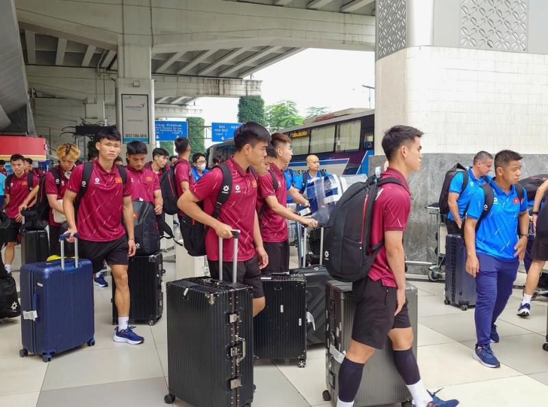 U.23 Việt Nam đến Indonesia an toàn, tập ngay ngày đầu: Chinh phục đỉnh cao khu vực- Ảnh 4. U.23 Việt Nam đến Indonesia an toàn, tập ngay ngày đầu: Chinh phục đỉnh cao khu vực- Ảnh 4.