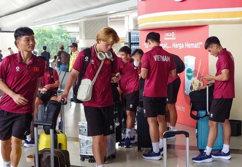 U.23 Việt Nam đến Indonesia an toàn, tập ngay ngày đầu: Chinh phục đỉnh cao khu vực- Ảnh 1. U.23 Việt Nam đến Indonesia an toàn, tập ngay ngày đầu: Chinh phục đỉnh cao khu vực- Ảnh 1.