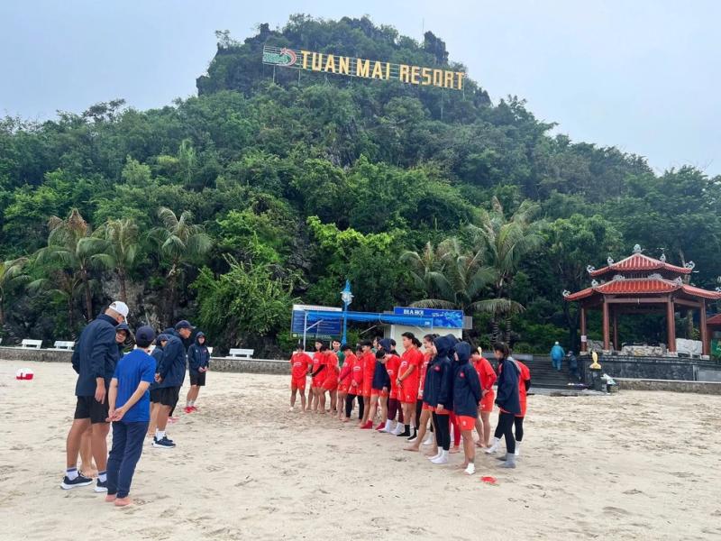 Đội tuyển nữ Việt Nam tập dưới mưa nhẹ do ảnh hưởng bão số 3, Huỳnh Như sang Úc làm gì?- Ảnh 1. Đội tuyển nữ Việt Nam tập dưới mưa nhẹ do ảnh hưởng bão số 3, Huỳnh Như sang Úc làm gì?- Ảnh 1.