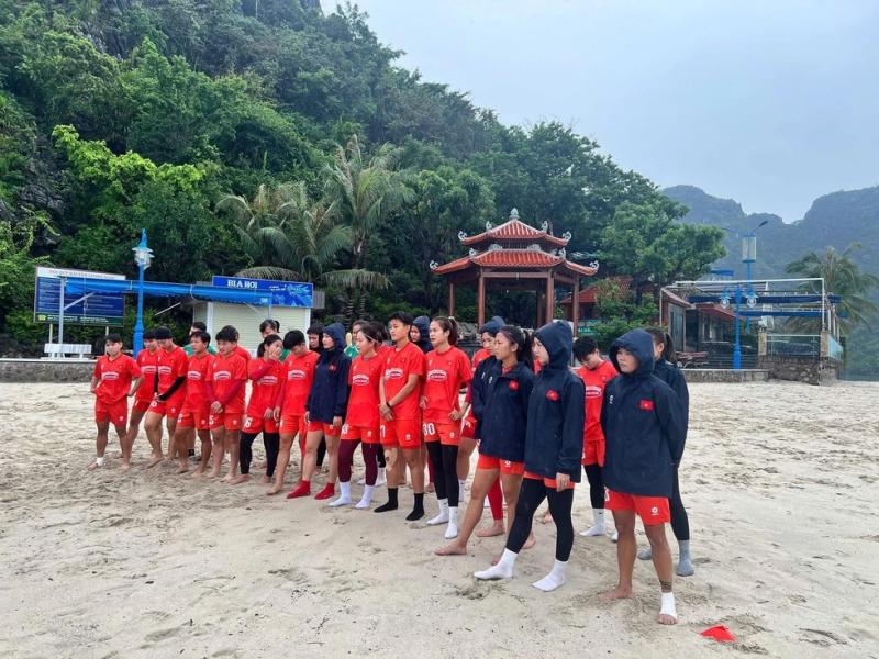 Đội tuyển nữ Việt Nam tập dưới mưa nhẹ do ảnh hưởng bão số 3, Huỳnh Như sang Úc làm gì?- Ảnh 3. Đội tuyển nữ Việt Nam tập dưới mưa nhẹ do ảnh hưởng bão số 3, Huỳnh Như sang Úc làm gì?- Ảnh 3.