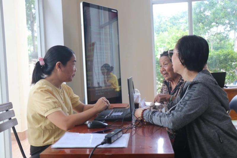 Ngày đầu vận hành, xã Nhà Bè bố trí hơn 20 cán bộ phục vụ người dân - Ảnh 3.
