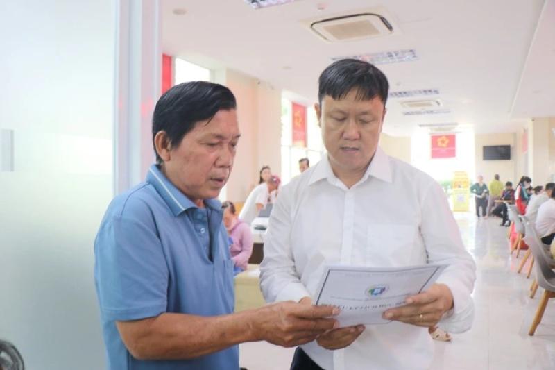 Ngày đầu vận hành, xã Nhà Bè bố trí hơn 20 cán bộ phục vụ người dân - Ảnh 6.
