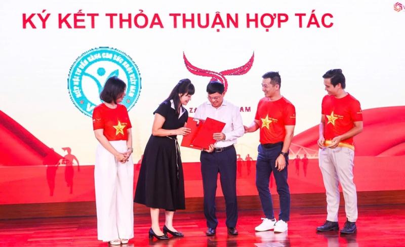 Kỷ lục gia Đỗ Quốc Luật tham dự giải chạy lan tỏa tinh thần Việt Nam- Ảnh 4. Kỷ lục gia Đỗ Quốc Luật tham dự giải chạy lan tỏa tinh thần Việt Nam- Ảnh 4.