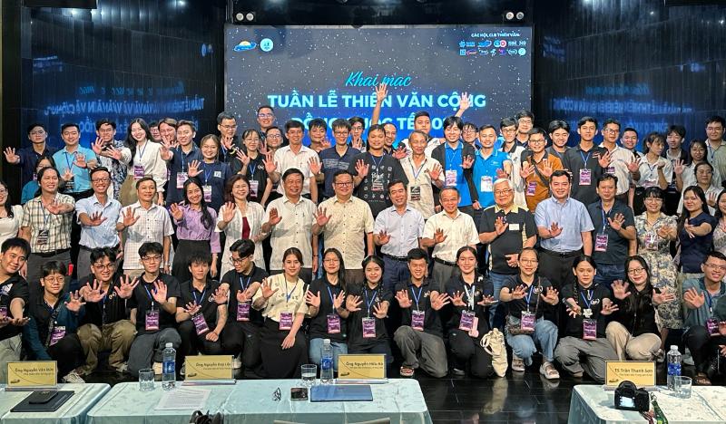 Tuần lễ thiên văn cộng đồng quốc tế 2025 vừa khai mạc, mở cửa miễn phí- Ảnh 1. Tuần lễ thiên văn cộng đồng quốc tế 2025 vừa khai mạc, mở cửa miễn phí- Ảnh 1.