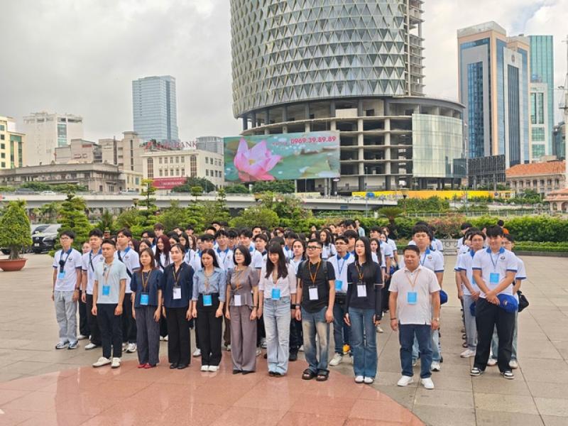 Hơn 100 kiều bào trẻ từ khắp thế giới đến TP.HCM tìm hiểu lịch sử - Ảnh 1.