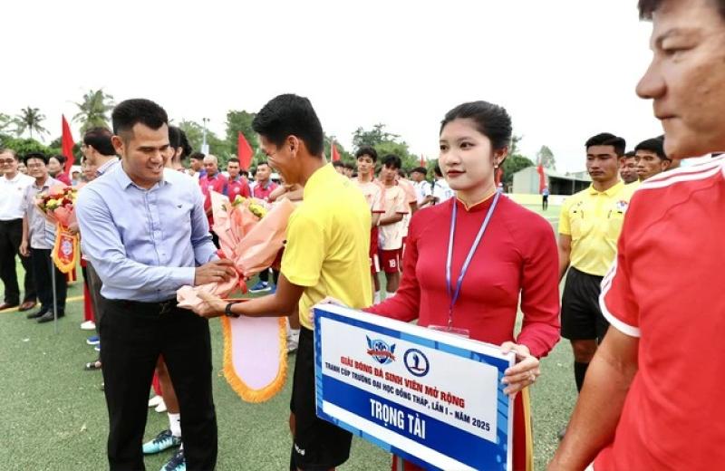 Huỳnh Quốc Cường, Phan Thanh Bình truyền cảm hứng cho giải sinh viên Trường ĐH Đồng Tháp- Ảnh 4. Huỳnh Quốc Cường, Phan Thanh Bình truyền cảm hứng cho giải sinh viên Trường ĐH Đồng Tháp- Ảnh 4.