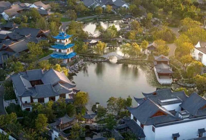 Khách sạn hạng sang Trung Quốc bán ẩm thực bình dân để sinh tồn - Ảnh 1.