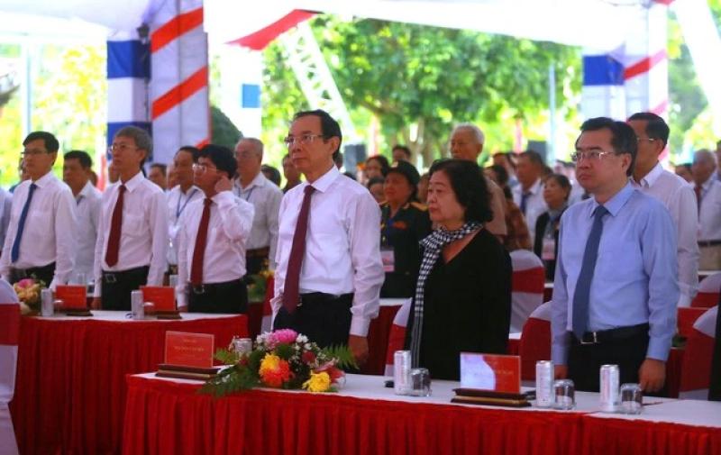 Lãnh đạo TP.HCM dâng hương tưởng nhớ anh hùng, liệt sĩ tại đặc khu Côn Đảo- Ảnh 1. Lãnh đạo TP.HCM dâng hương tưởng nhớ anh hùng, liệt sĩ tại đặc khu Côn Đảo- Ảnh 1.