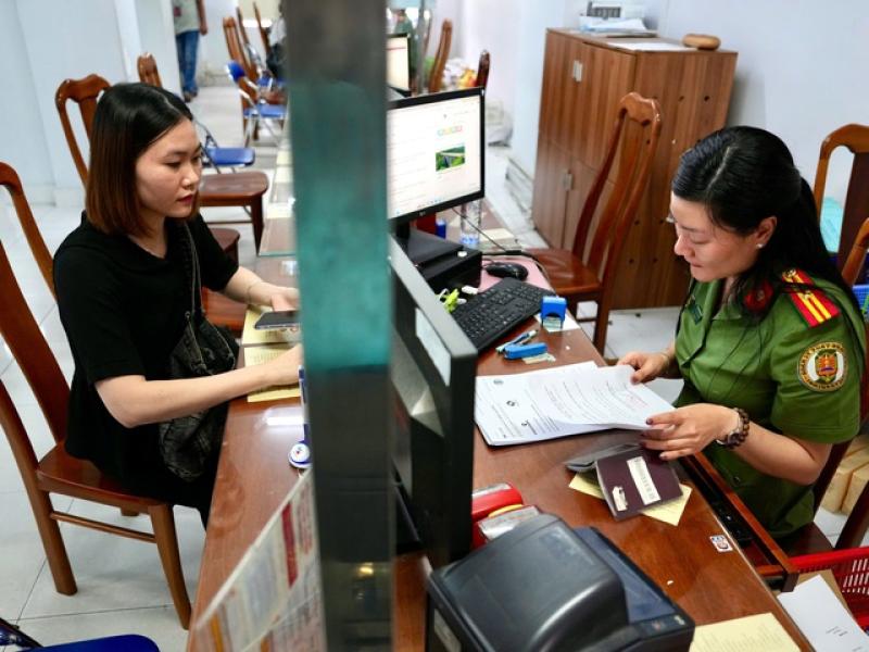 Ngày đầu chính quyền 2 cấp: Người dân TP.HCM xếp hàng từ sớm làm hộ chiếu - Ảnh 15.