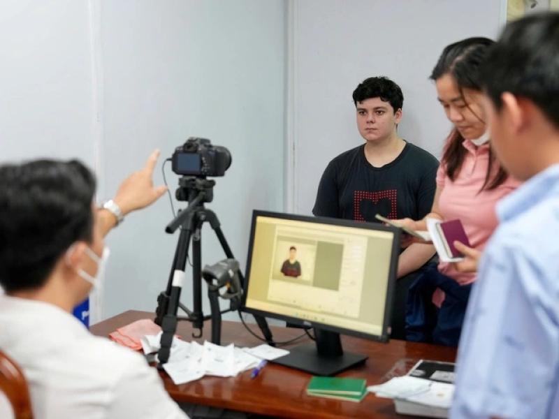 Ngày đầu chính quyền 2 cấp: Người dân TP.HCM xếp hàng từ sớm làm hộ chiếu - Ảnh 5.