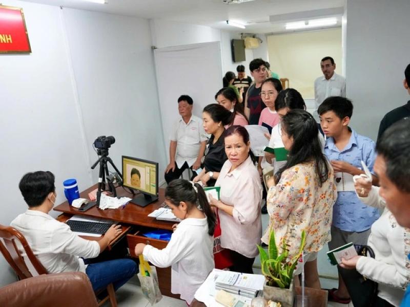 Ngày đầu chính quyền 2 cấp: Người dân TP.HCM xếp hàng từ sớm làm hộ chiếu - Ảnh 4.