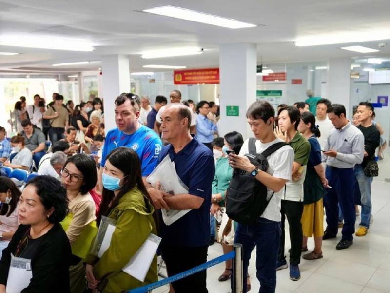 Ngày đầu chính quyền 2 cấp: Người dân TP.HCM xếp hàng từ sớm làm hộ chiếu - Ảnh 11.