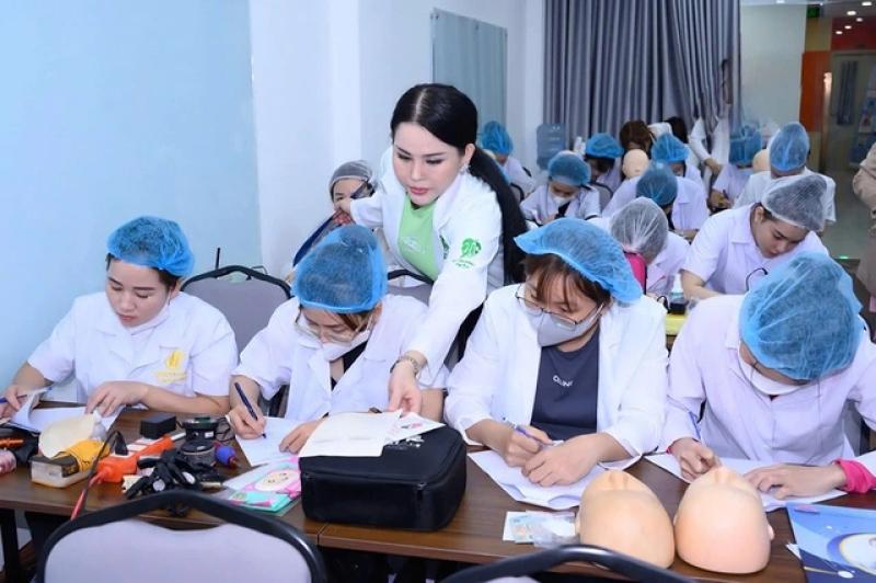 Lập nghiệp tại TP . HCM từ cô bé bán bánh đến nữ doanh nhân thành công - Ảnh 1. Lập nghiệp tại TP . HCM từ cô bé bán bánh đến nữ doanh nhân thành công - Ảnh 1.