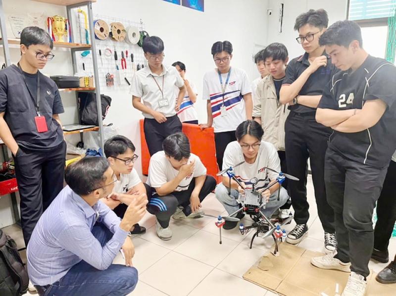 Lập nghiệp ở TP.HCM: 'Cu lơ xe' trở thành nhà sản xuất drone - Ảnh 3.