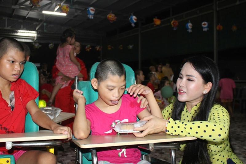 Lập nghiệp tại TP . HCM từ cô bé bán bánh đến nữ doanh nhân thành công - Ảnh 2. Lập nghiệp tại TP . HCM từ cô bé bán bánh đến nữ doanh nhân thành công - Ảnh 2.
