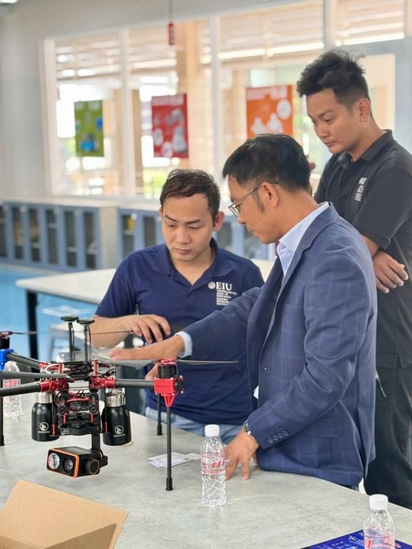 Lập nghiệp ở TP.HCM: 'Cu lơ xe' trở thành nhà sản xuất drone - Ảnh 4.
