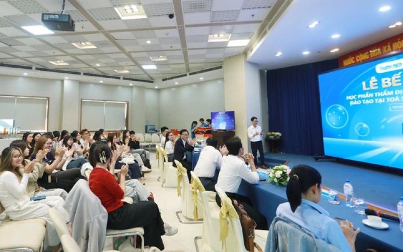 Báo Thanh Niên trao chứng nhận cho sinh viên ngành quan hệ công chúng Trường ĐH Văn Lang- Ảnh 1. Báo Thanh Niên trao chứng nhận cho sinh viên ngành quan hệ công chúng Trường ĐH Văn Lang- Ảnh 1.