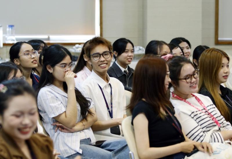 Báo Thanh Niên trao chứng nhận cho sinh viên ngành quan hệ công chúng Trường ĐH Văn Lang- Ảnh 7. Báo Thanh Niên trao chứng nhận cho sinh viên ngành quan hệ công chúng Trường ĐH Văn Lang- Ảnh 7.