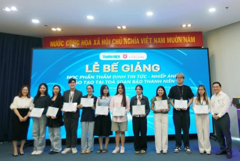 Báo Thanh Niên trao chứng nhận cho sinh viên ngành quan hệ công chúng Trường ĐH Văn Lang- Ảnh 3. Báo Thanh Niên trao chứng nhận cho sinh viên ngành quan hệ công chúng Trường ĐH Văn Lang- Ảnh 3.