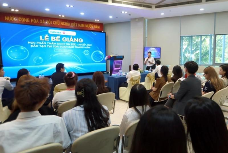 Báo Thanh Niên trao chứng nhận cho sinh viên ngành quan hệ công chúng Trường ĐH Văn Lang- Ảnh 2. Báo Thanh Niên trao chứng nhận cho sinh viên ngành quan hệ công chúng Trường ĐH Văn Lang- Ảnh 2.