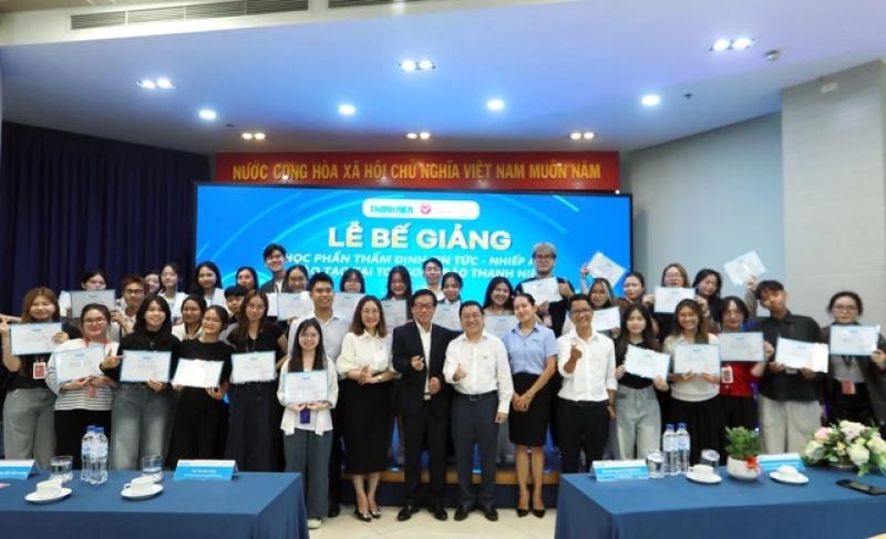 Báo Thanh Niên trao chứng nhận cho sinh viên ngành quan hệ công chúng Trường ĐH Văn Lang- Ảnh 5. Báo Thanh Niên trao chứng nhận cho sinh viên ngành quan hệ công chúng Trường ĐH Văn Lang- Ảnh 5.