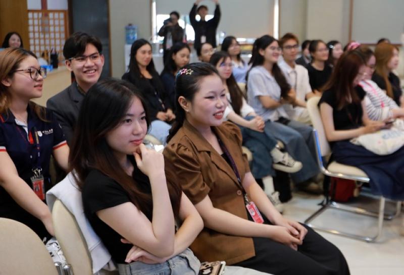 Báo Thanh Niên trao chứng nhận cho sinh viên ngành quan hệ công chúng Trường ĐH Văn Lang- Ảnh 6. Báo Thanh Niên trao chứng nhận cho sinh viên ngành quan hệ công chúng Trường ĐH Văn Lang- Ảnh 6.