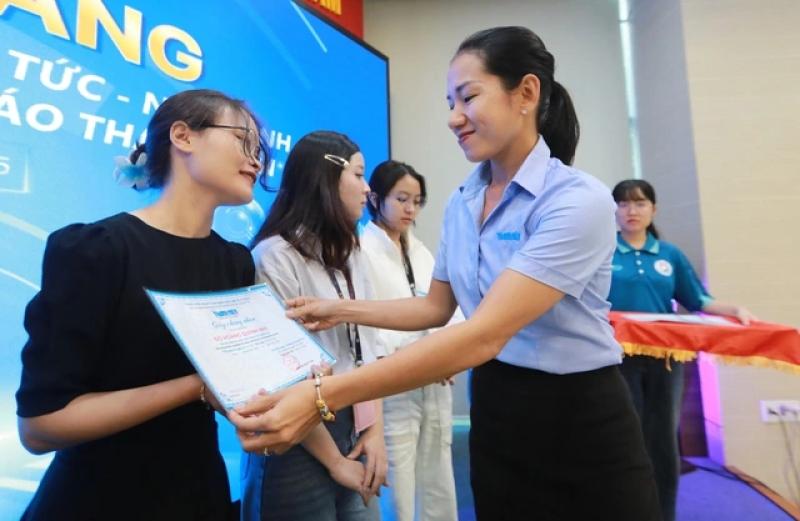 Báo Thanh Niên trao chứng nhận cho sinh viên ngành quan hệ công chúng Trường ĐH Văn Lang- Ảnh 4. Báo Thanh Niên trao chứng nhận cho sinh viên ngành quan hệ công chúng Trường ĐH Văn Lang- Ảnh 4.