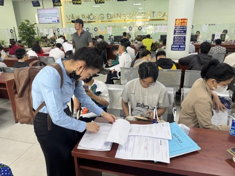 Người dân đua nhau đi làm hồ sơ nhà đất - Ảnh 1.