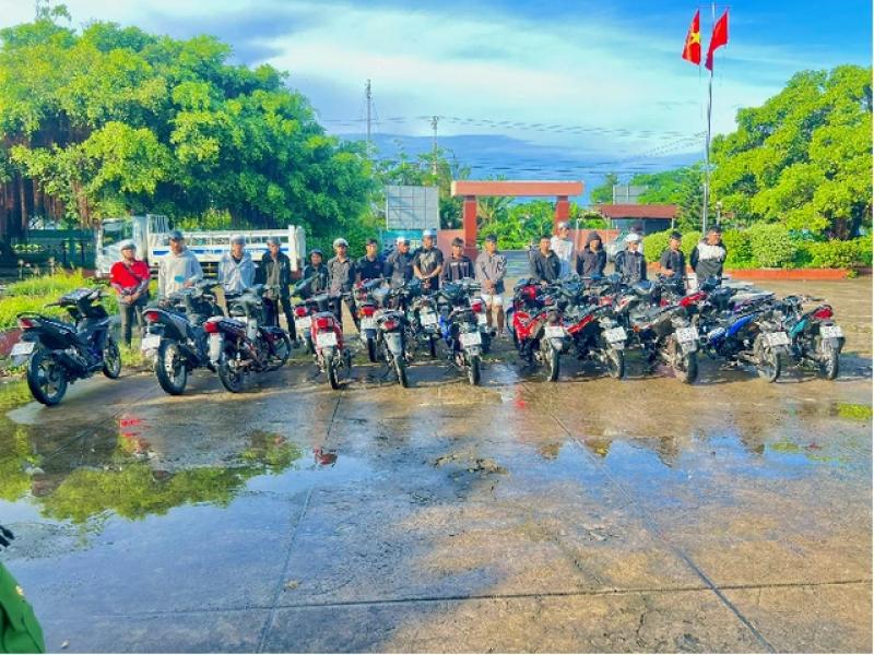 Ngăn chặn 17 người tụ tập đua xe trên đường ven biển Ba Động- Ảnh 1. Ngăn chặn 17 người tụ tập đua xe trên đường ven biển Ba Động- Ảnh 1.