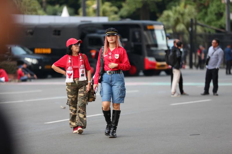 Chủ tịch VFF thúc giục tinh thần chiến đấu của U.23 Việt Nam, CĐV Indonesia phủ kín chảo lửa- Ảnh 4. Chủ tịch VFF thúc giục tinh thần chiến đấu của U.23 Việt Nam, CĐV Indonesia phủ kín chảo lửa- Ảnh 4.