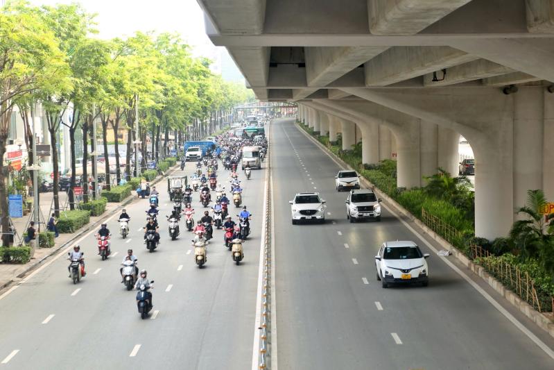 Nhiều xe máy đi sai làn sau khi dựng rào sắt trên đường Phạm Văn Đồng- Ảnh 2. Nhiều xe máy đi sai làn sau khi dựng rào sắt trên đường Phạm Văn Đồng- Ảnh 2.