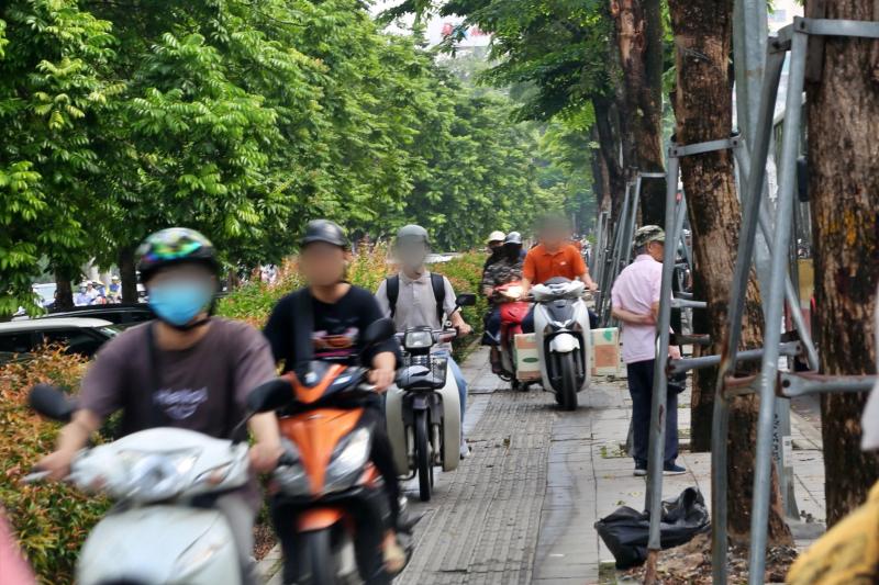 Nhiều xe máy đi sai làn sau khi dựng rào sắt trên đường Phạm Văn Đồng- Ảnh 11. Nhiều xe máy đi sai làn sau khi dựng rào sắt trên đường Phạm Văn Đồng- Ảnh 11.
