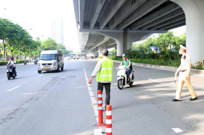Nhiều xe máy đi sai làn sau khi dựng rào sắt trên đường Phạm Văn Đồng- Ảnh 5. Nhiều xe máy đi sai làn sau khi dựng rào sắt trên đường Phạm Văn Đồng- Ảnh 5.