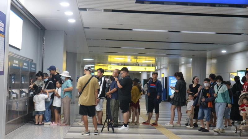 Người dân xếp hàng dài mua vé tự động ở metro - Ảnh 1.