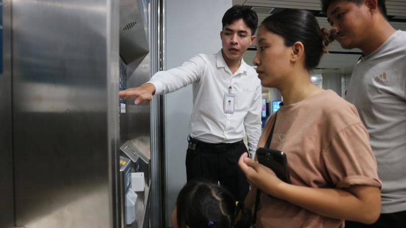 Người dân xếp hàng dài mua vé tự động ở metro - Ảnh 2.
