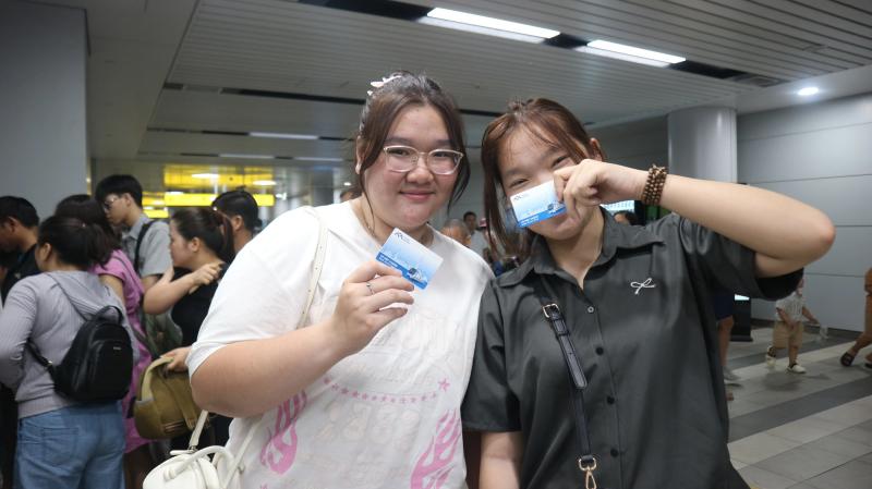 Người dân xếp hàng dài mua vé tự động ở metro - Ảnh 4.