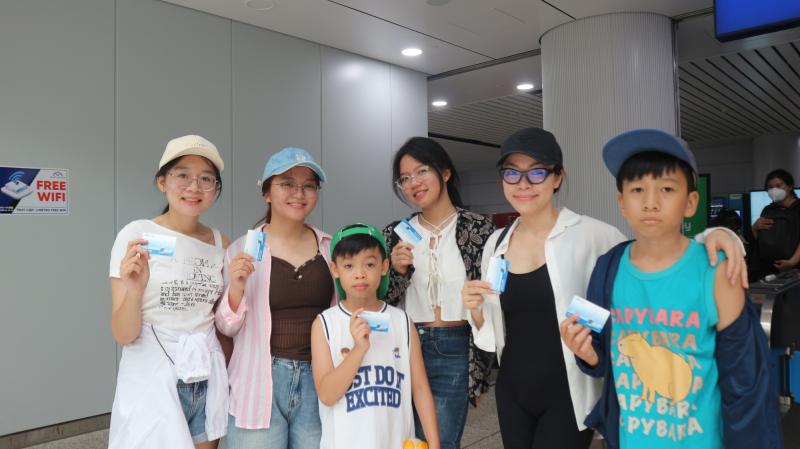Người dân xếp hàng dài mua vé tự động ở metro - Ảnh 5.