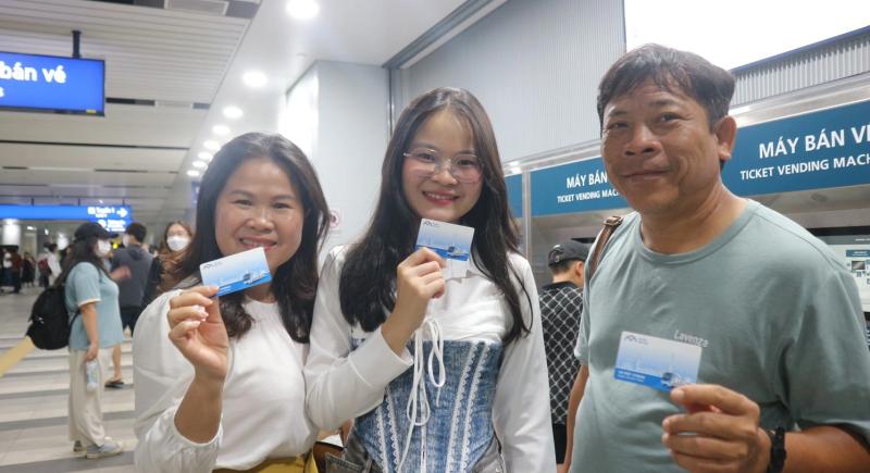 Người dân xếp hàng dài mua vé tự động ở metro - Ảnh 9.