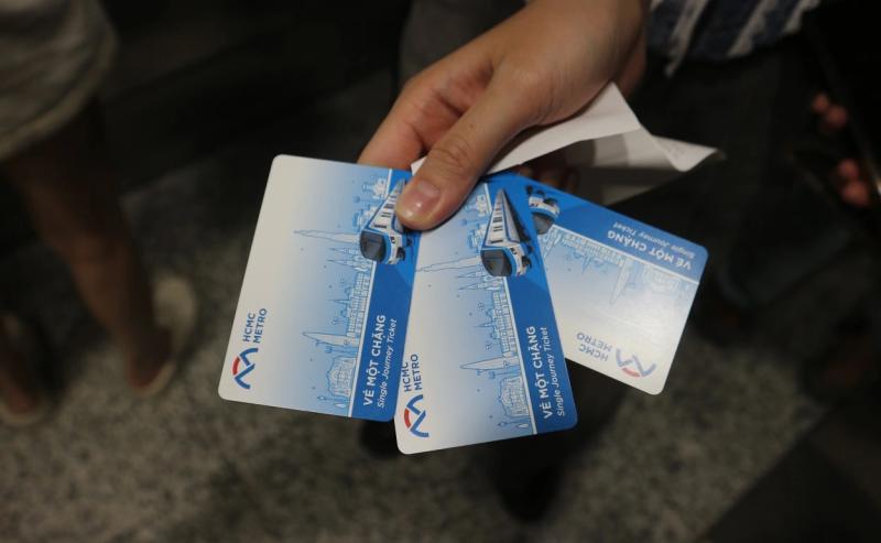 Người dân xếp hàng dài mua vé tự động ở metro - Ảnh 6.
