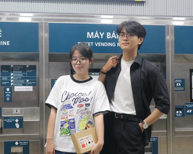Người dân xếp hàng dài mua vé tự động ở metro - Ảnh 8.