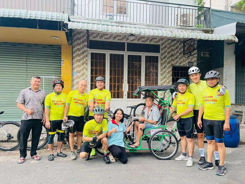 Tình người lan tỏa từ CLB xe đạp Bình Dương hỗ trợ người khuyết tật và khó khăn - Ảnh 1. Tình người lan tỏa từ CLB xe đạp Bình Dương hỗ trợ người khuyết tật và khó khăn - Ảnh 1.