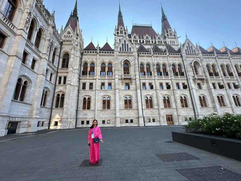 Áo dài Việt Nam ở Nhà Quốc hội Hungary - Ảnh 4. Áo dài Việt Nam ở Nhà Quốc hội Hungary - Ảnh 4.