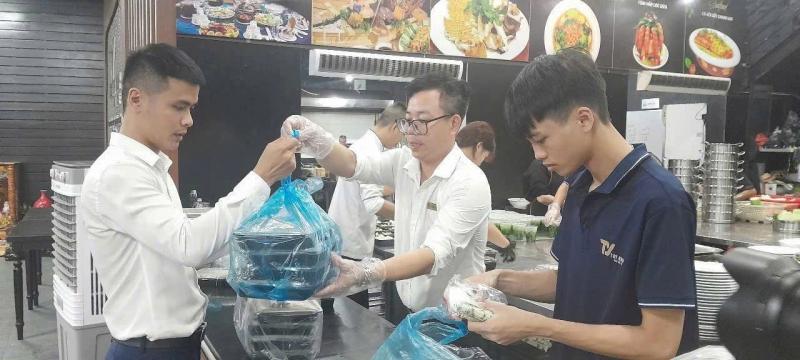 Giới trẻ Quảng Ninh hỗ trợ thân nhân nạn nhân vụ lật tàu Hạ Long - Ảnh 3. Giới trẻ Quảng Ninh hỗ trợ thân nhân nạn nhân vụ lật tàu Hạ Long - Ảnh 3.