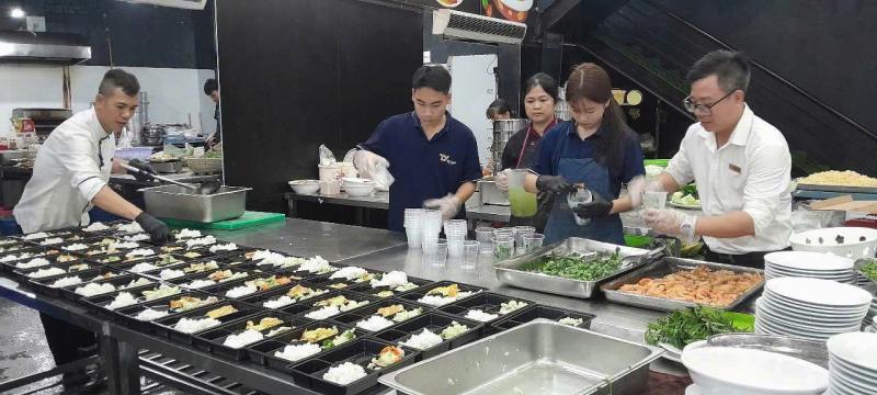 Giới trẻ Quảng Ninh hỗ trợ thân nhân nạn nhân vụ lật tàu Hạ Long - Ảnh 1. Giới trẻ Quảng Ninh hỗ trợ thân nhân nạn nhân vụ lật tàu Hạ Long - Ảnh 1.