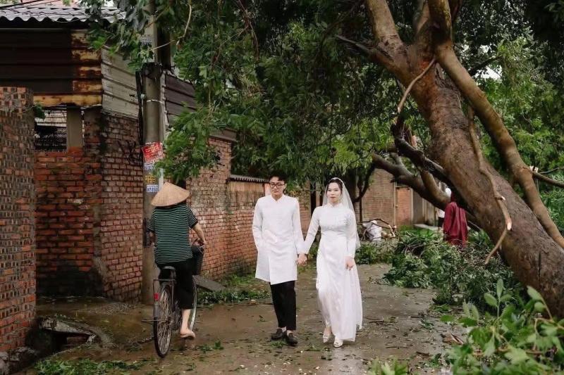 Bộ ảnh cưới độc đáo bên gốc cây ngã đổ sau bão gây sốt giới trẻ - Ảnh 3. Bộ ảnh cưới độc đáo bên gốc cây ngã đổ sau bão gây sốt giới trẻ - Ảnh 3.
