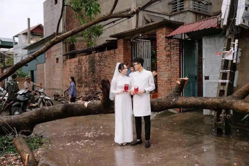 Bộ ảnh cưới độc đáo bên gốc cây ngã đổ sau bão gây sốt giới trẻ - Ảnh 4. Bộ ảnh cưới độc đáo bên gốc cây ngã đổ sau bão gây sốt giới trẻ - Ảnh 4.